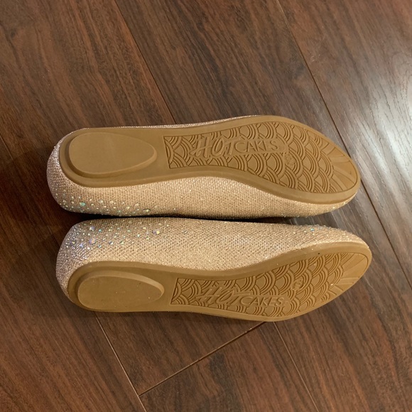 🎉HP🎉 NIB Hot Cakes Gold and Iridescent Flats - Picture 3 of 4